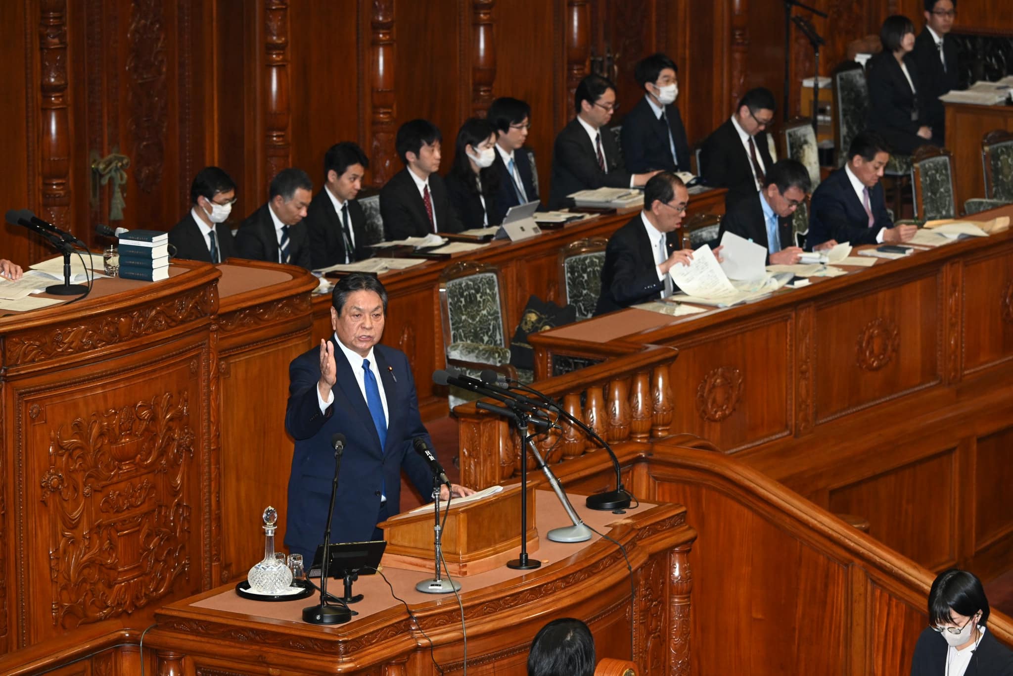 衆議院本会議場で立憲民主党を代表し質問しました